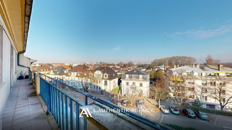 Vue sur le Parlement Européen de Strasbourg depuis la coursive de l'appartement